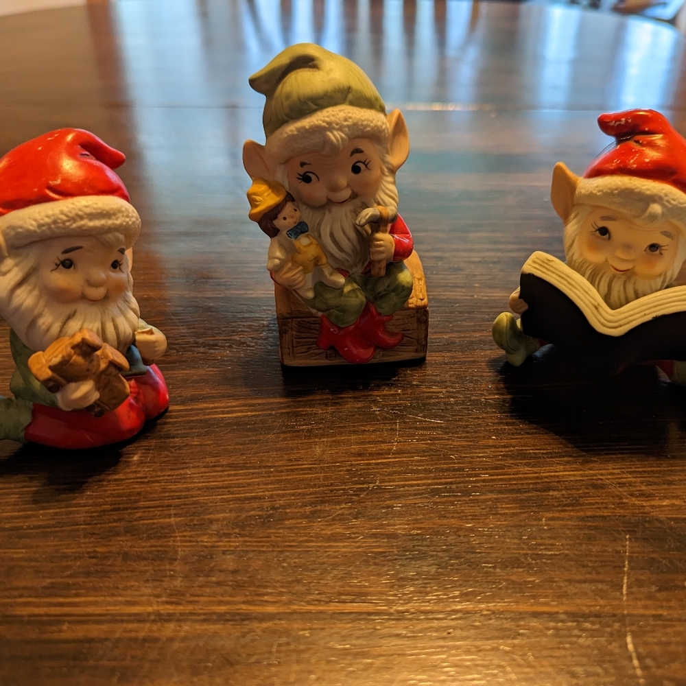 Homco elves Christmas Statue - reading - Santa
